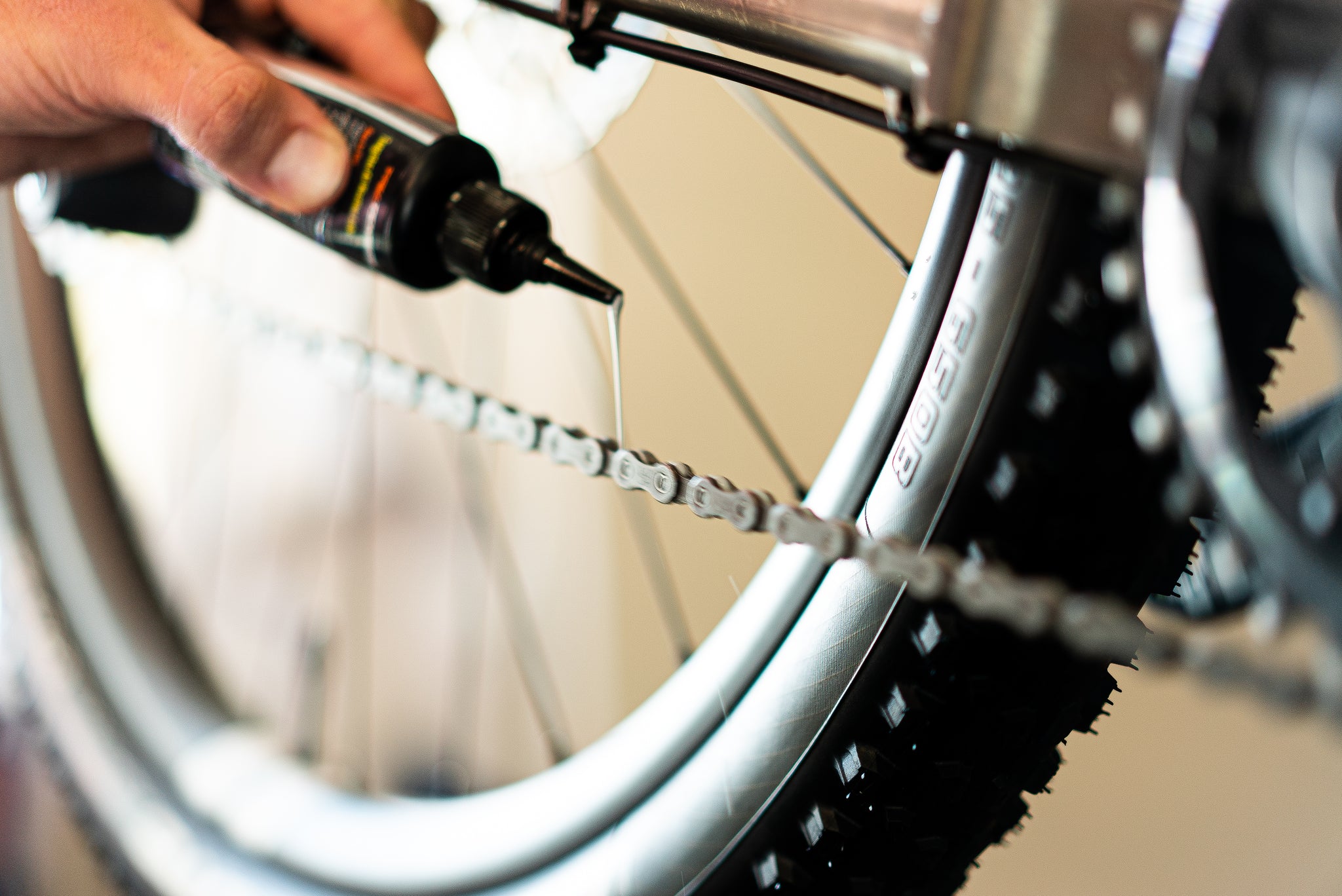 How to switch to wax lube for a cleaner chain (and free watts)